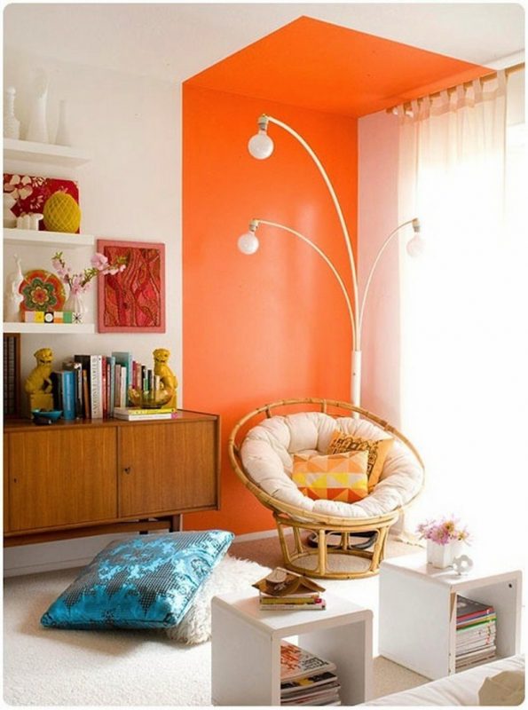 Góc tường nhà nổi bật với màu sơn cam 