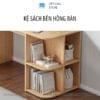 Bố trí kệ sách cạnh bàn thông minh, vừa tầm tay.