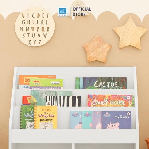 Chiếc kệ được lấp đầy bằng những cuốn sách.