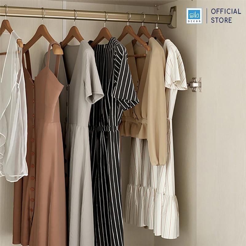 Chiếc tủ áo TA111 mang đến không gian lưu trữ rộng rãi và gọn gàng.