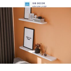 Chi tiết kệ treo tường bo góc, màu trắng, trang trí chén đĩa và cốc sứ