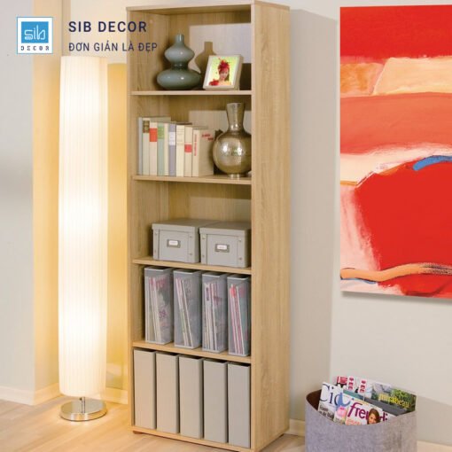 Kệ sách 4 tầng màu gỗ sáng, bố trí trong phòng làm việc với hộp và kệ tài liệu ngăn nắp