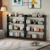Kệ sách gỗ 4 tầng màu đen, bố trí đối xứng tạo điểm nhấn nhẹ nhàng cho phòng khách