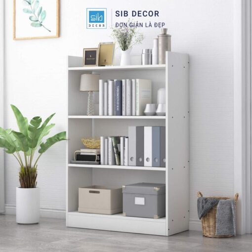 Kệ sách gỗ 4 tầng màu trắng, thiết kế đứng phối cùng giỏ mây và cây cảnh trong phòng