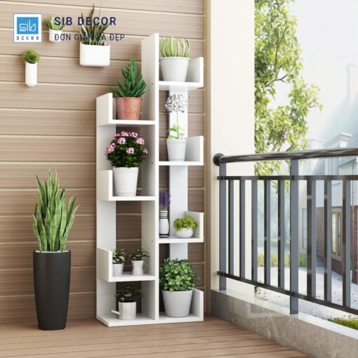 Kệ trang trí hiện đại ngoài ban công, bố trí chậu cây nhỏ tạo điểm nhấn xanh mát