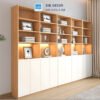 Tủ sách hiện đại thiết kế dài, chia ô trưng bày kết hợp tủ dưới kín đáo, màu gỗ sáng sang trọng