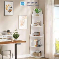 Kệ góc 5 tầng màu trắng bố trí trong phòng làm việc, kèm sách và tranh decor hiện đại