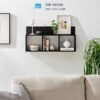 Kệ treo tường 3 ngăn màu đen đặt trên ghế sofa, trưng bày tranh, sách và phụ kiện trang trí hiện đại