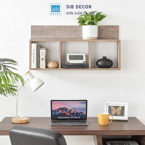 Kệ treo tường 3 ngăn màu vân gỗ, bố trí phía trên bàn làm việc giúp tối ưu không gian lưu trữ