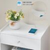 Kệ đầu giường treo tường có lỗ luồn dây sạc, mặt trên đặt đồ trang trí hoặc điện thoại