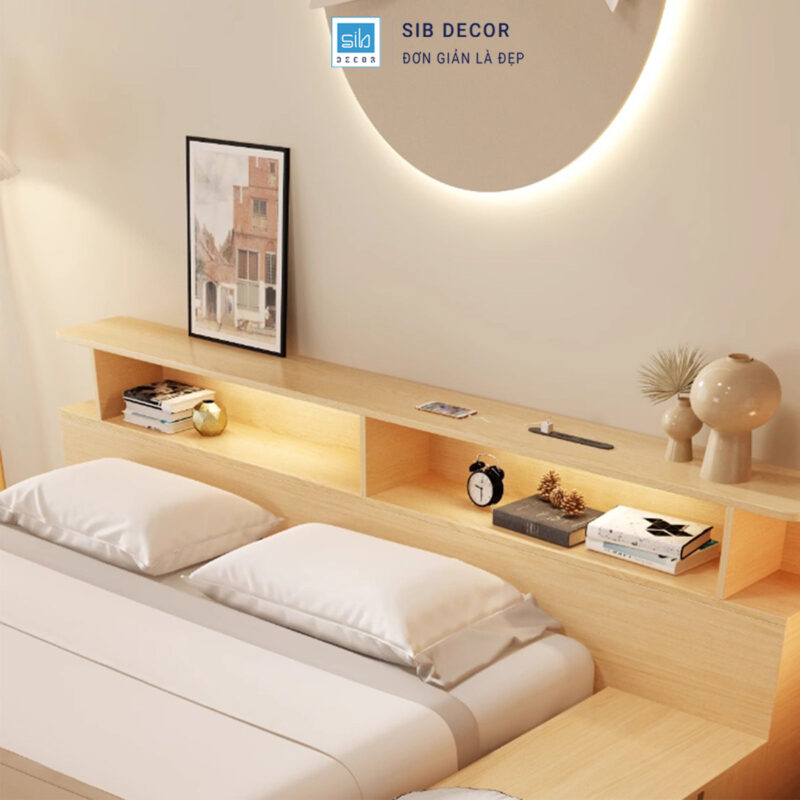 Đầu giường có gắn LED điều khiển ánh sáng bằng cảm biến chạm.