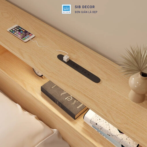 Phía trên đầu giường có gắn ổ cắm 220V và ổ USB.