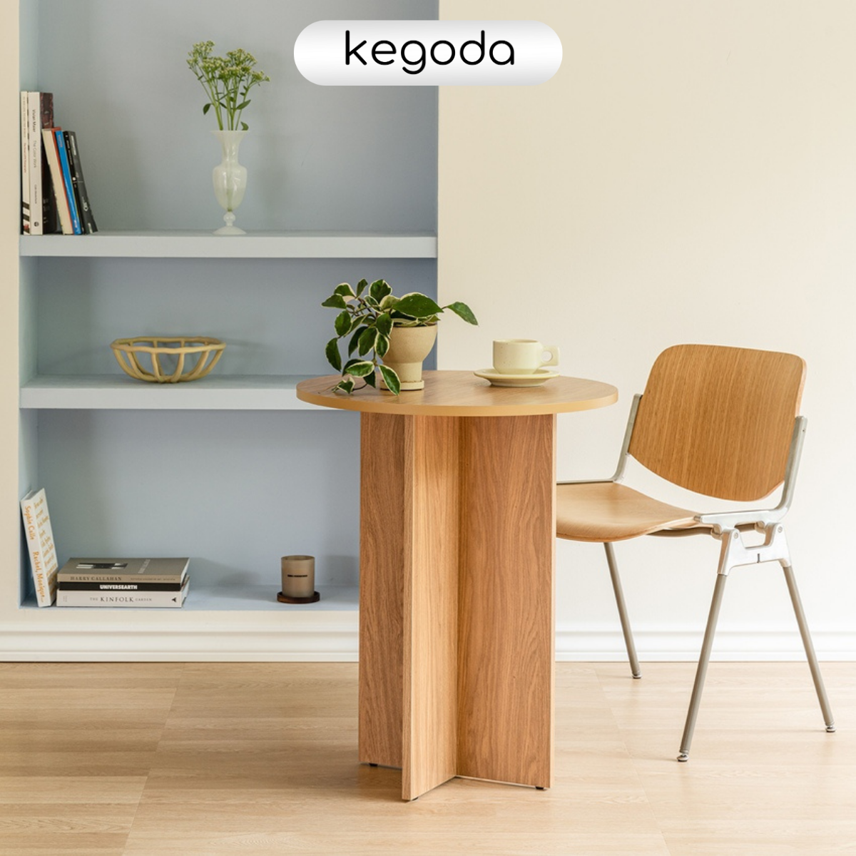 Bàn tròn cafe KGD92 đường kính 60cm, thiết kế nhỏ gọn với tông màu trắng phối Oak hiện đại, phù hợp làm bàn ăn mini, bàn cafe hoặc bàn tiếp khách cho căn hộ và không gian nhỏ.