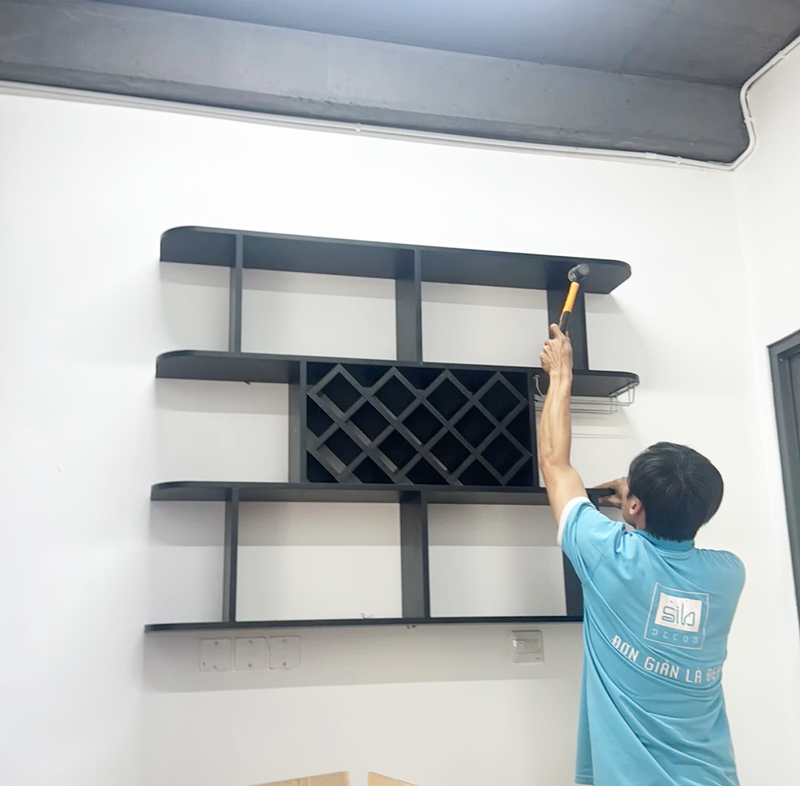 Lap dat ke ruou treo tuong KR08 sib decor 1